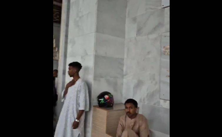 Melike Hatun camisinde bayram namazı sonrası. Yer: Maalesef Türkiye Cumhuriyeti'nin başkenti Ankara - Resim: 19